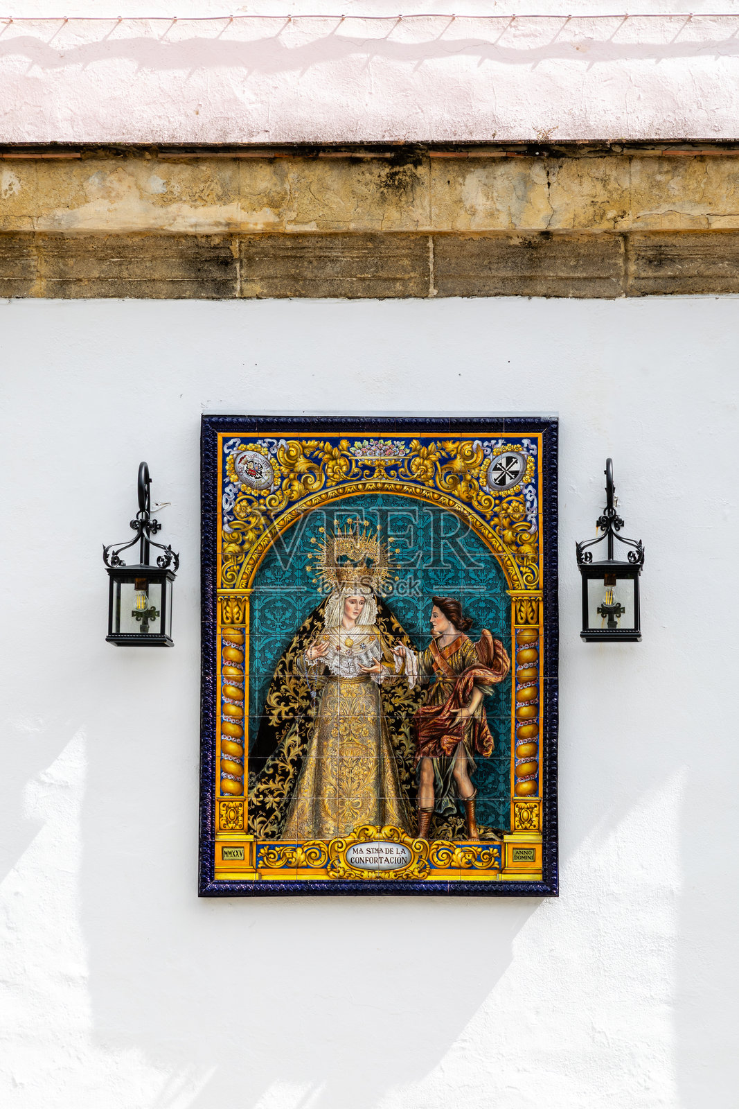 西班牙赫雷斯-德拉弗龙特拉历史中心的中世纪房屋和宫殿的细节，装饰为圣周庆祝活动照片摄影图片