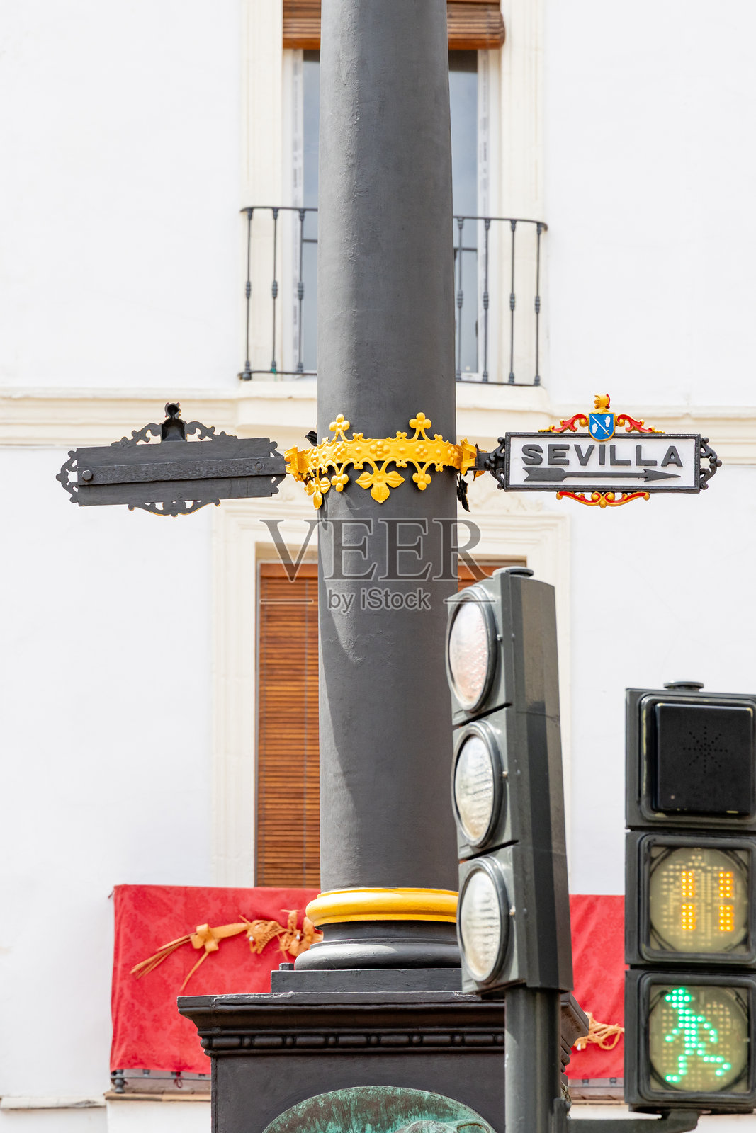 西班牙赫雷斯-德拉弗龙特拉历史中心的中世纪房屋和宫殿的细节，装饰为圣周庆祝活动。照片摄影图片