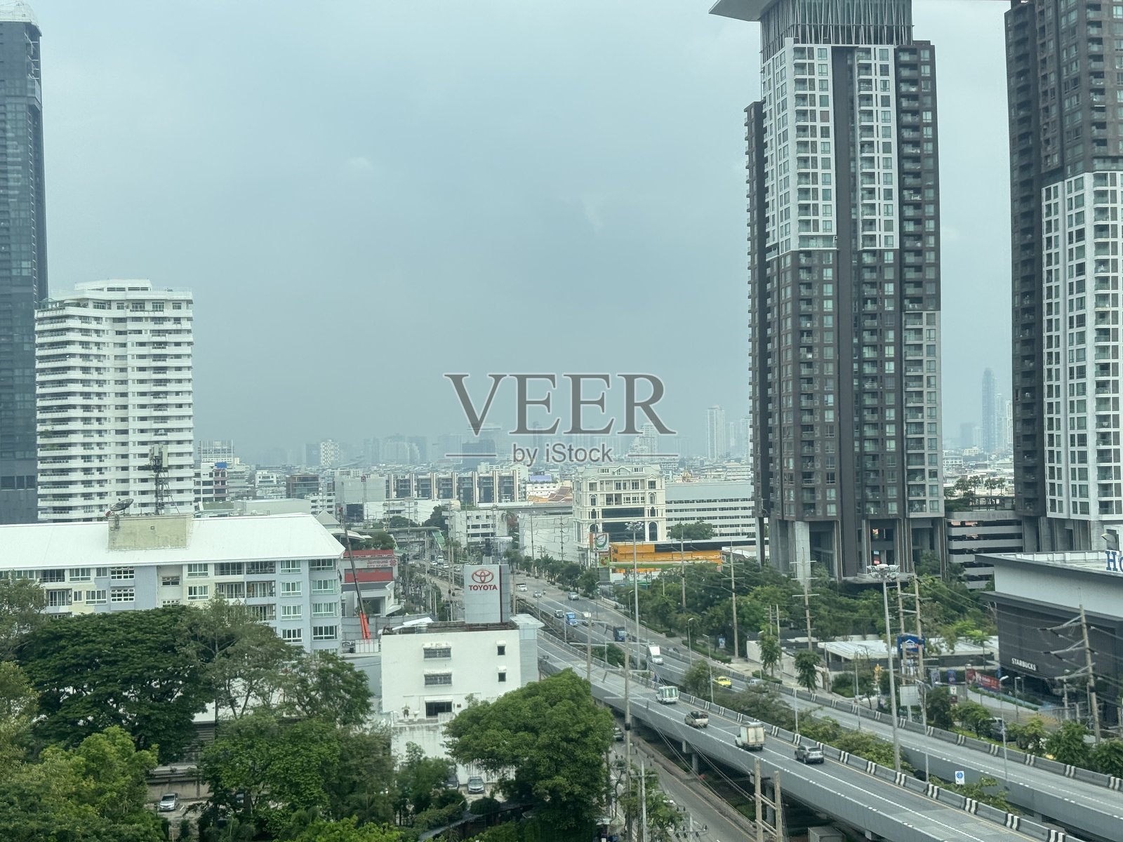 现代高层双子塔照片摄影图片