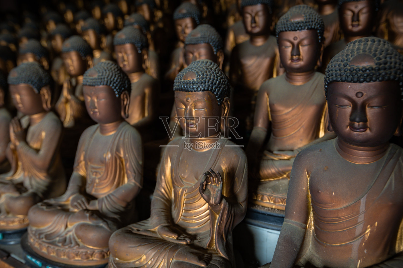 韩国釜山石佛寺的多尊佛像照片摄影图片