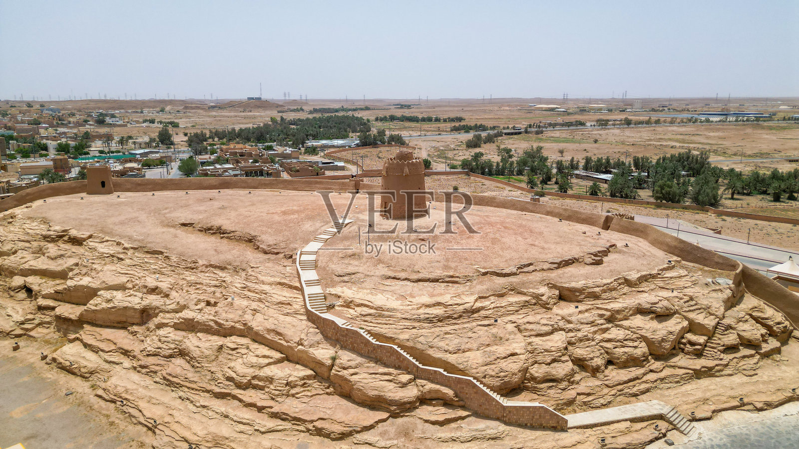 沙特阿拉伯阿尔马吉马的穆尼赫城堡航拍照片照片摄影图片
