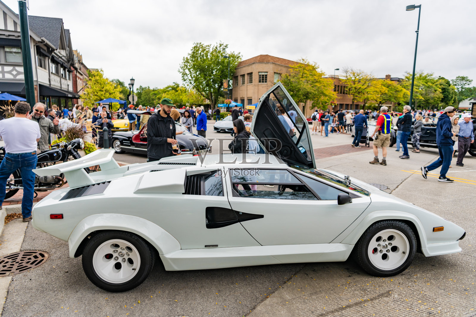 白色兰博基尼Countach。兰博基尼Countach停在街上。侧面视角。豪华兰博基尼Countach在芝加哥。照片摄影图片