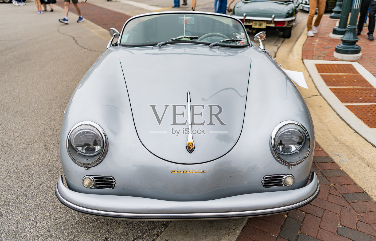 经典保时捷356 Speedster 银色。复古保时捷356 Speedster 停在街上。正面视图。芝加哥的复古保时捷356 Speedster 敞篷轿跑。照片摄影图片