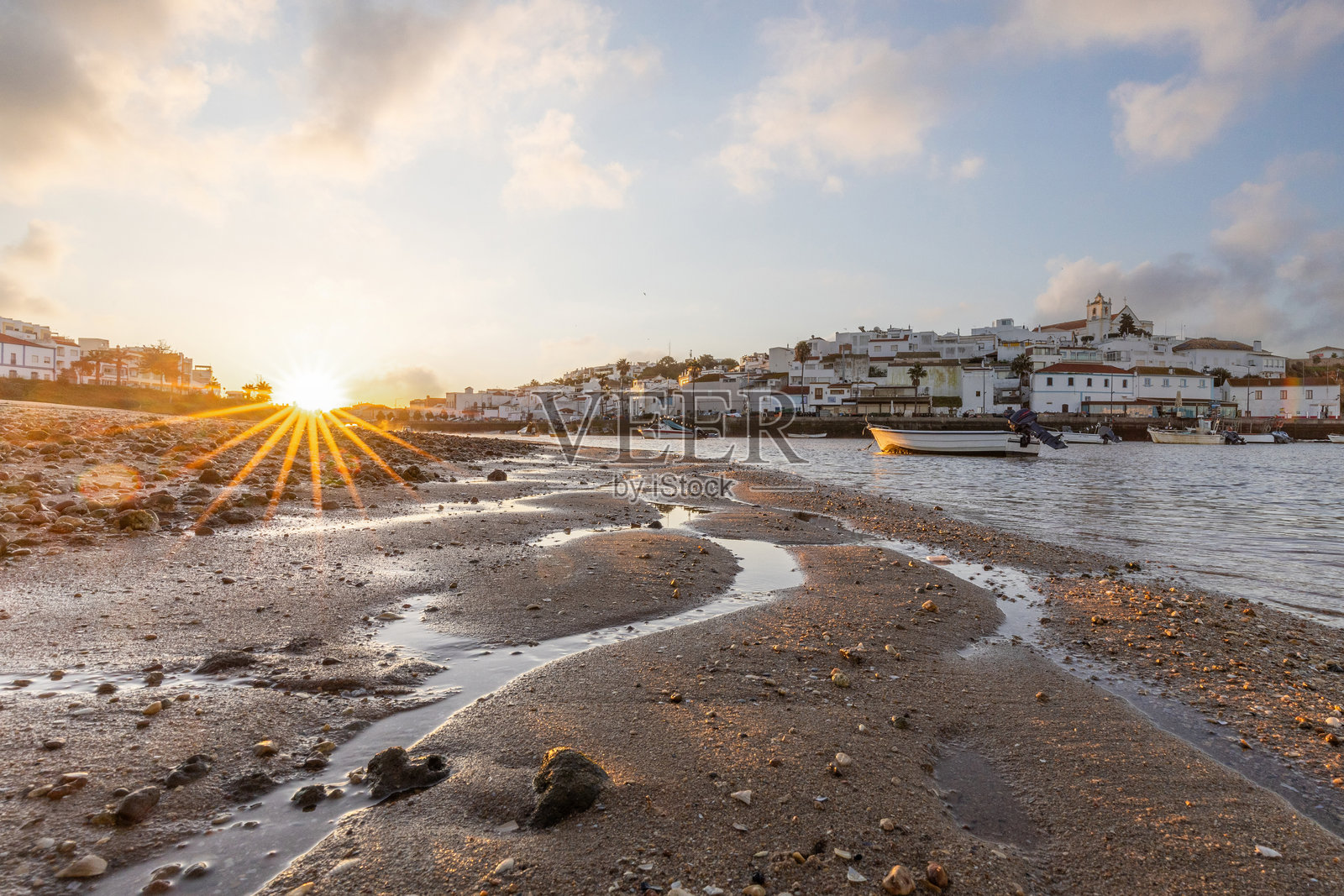 葡萄牙阿尔加维波尔蒂芒费拉古多的渔村天际线、沙滩和海湾照片摄影图片