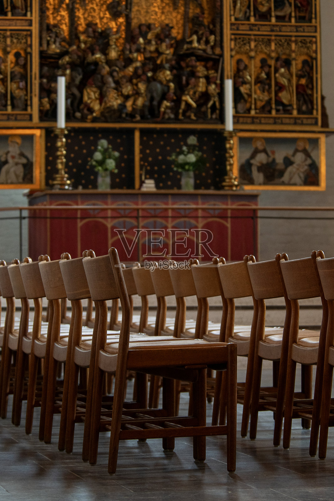 在丹麦奥胡斯的古老中世纪教堂Vor Frue Kirke内：教堂长椅整齐地排列，面向背景中的祭坛。照片摄影图片