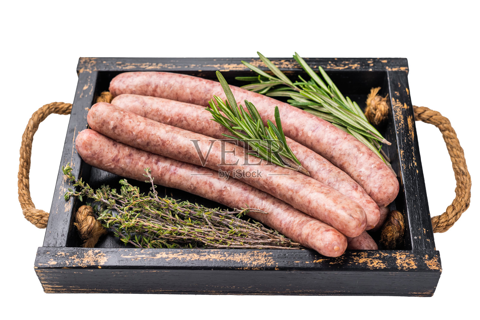 香肠中填满了香草和香料，邀请您为任何场合创造美味佳肴。背景为白色，俯视图。照片摄影图片