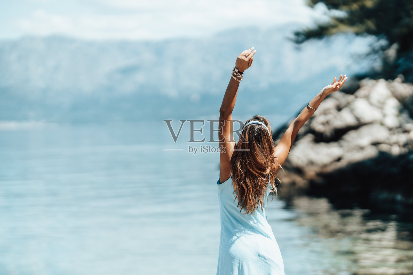 女人在海滩享受夏日时光照片摄影图片