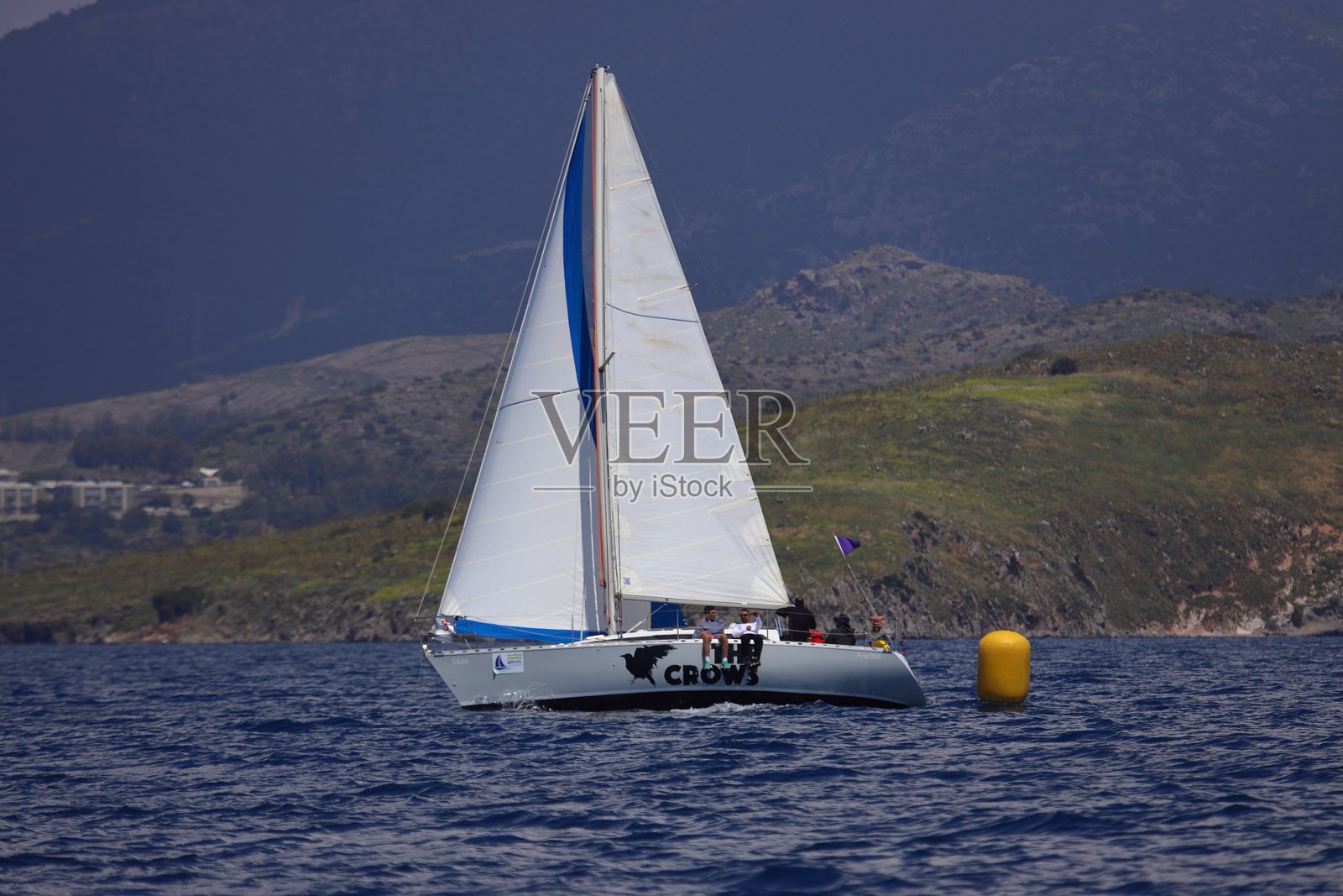 帆船在爱琴海的蓝色海水中迎风航行，地点位于著名的度假胜地博德鲁姆的海岸。照片摄影图片