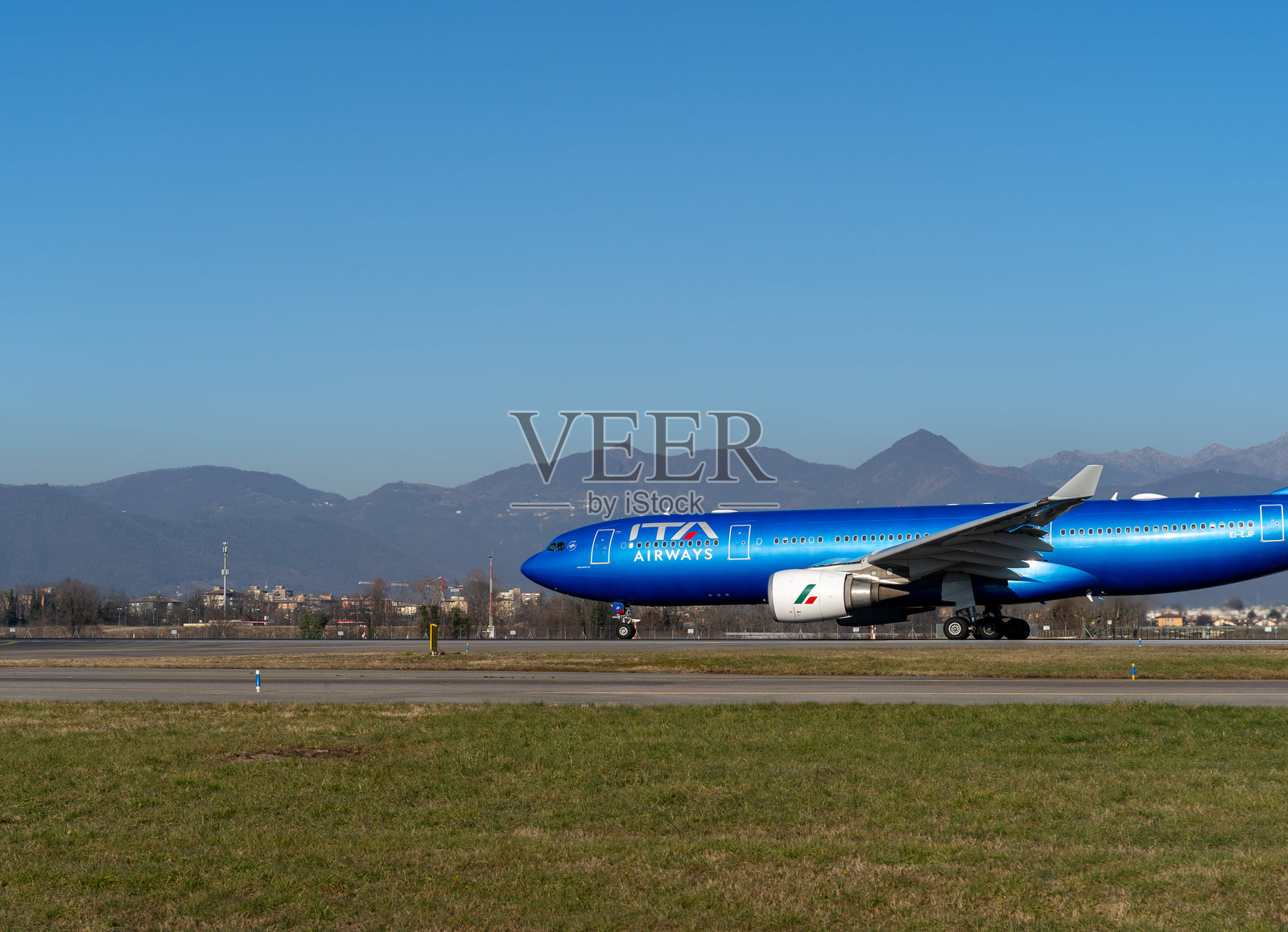 ITA航空的空客A330在米兰贝尔加莫国际机场起飞照片摄影图片