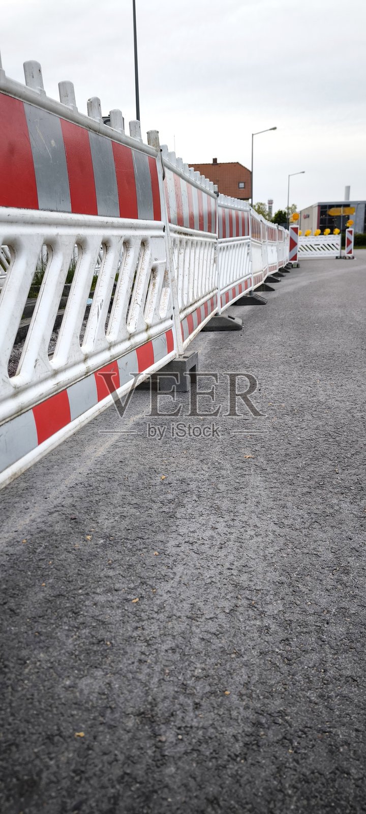 城市中沥青路面上的临时道路障碍物照片摄影图片