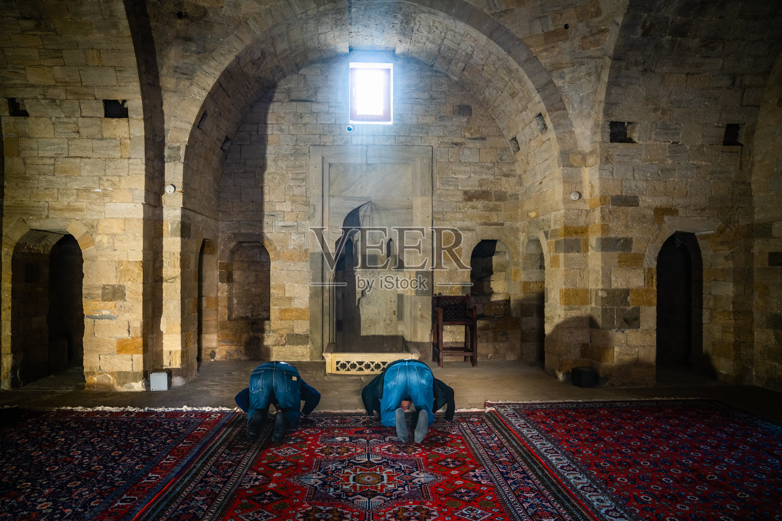 两名穆斯林男子在祈祷照片摄影图片