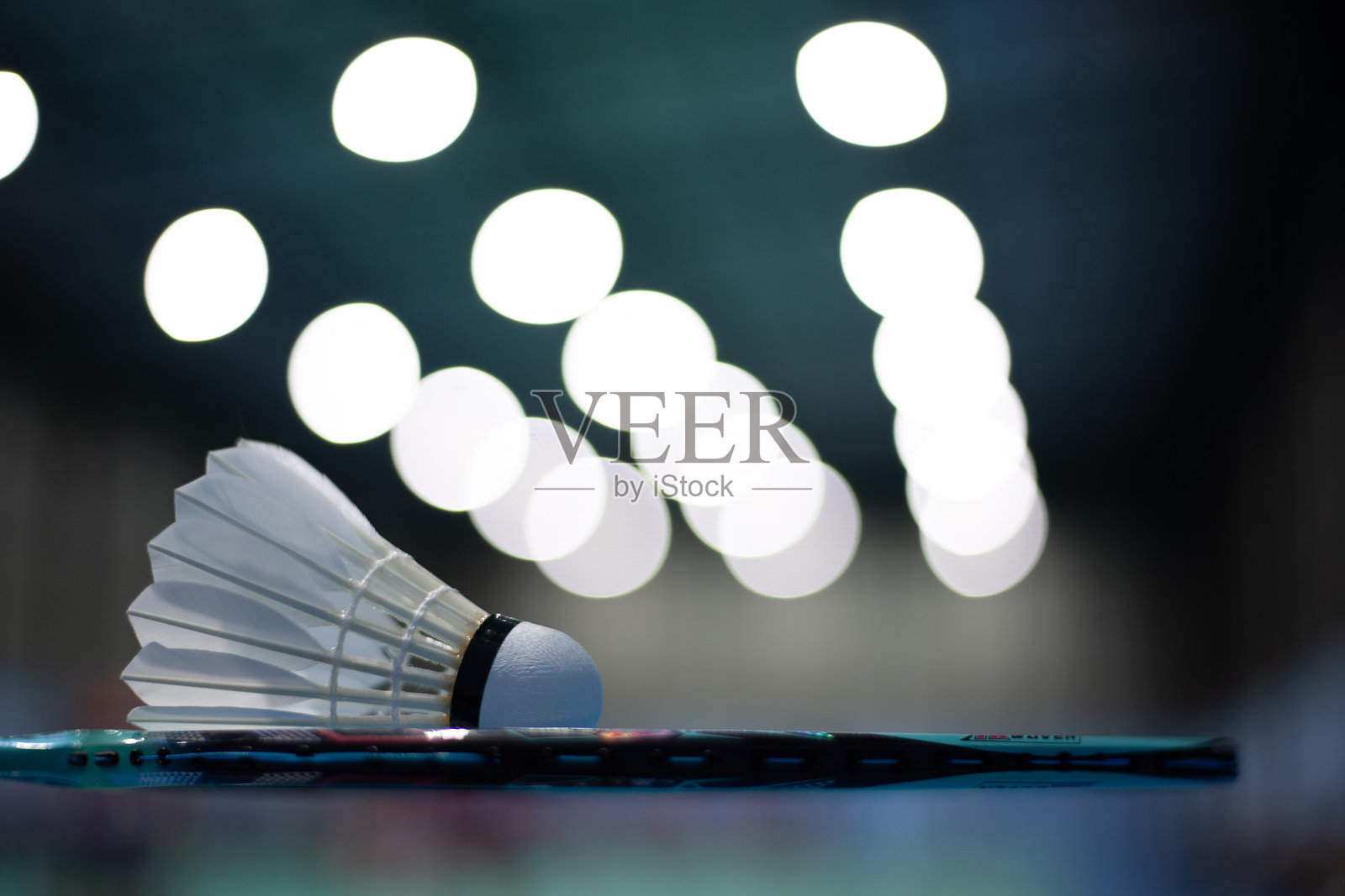 羽毛球在绿色羽毛球场上漂浮照片摄影图片