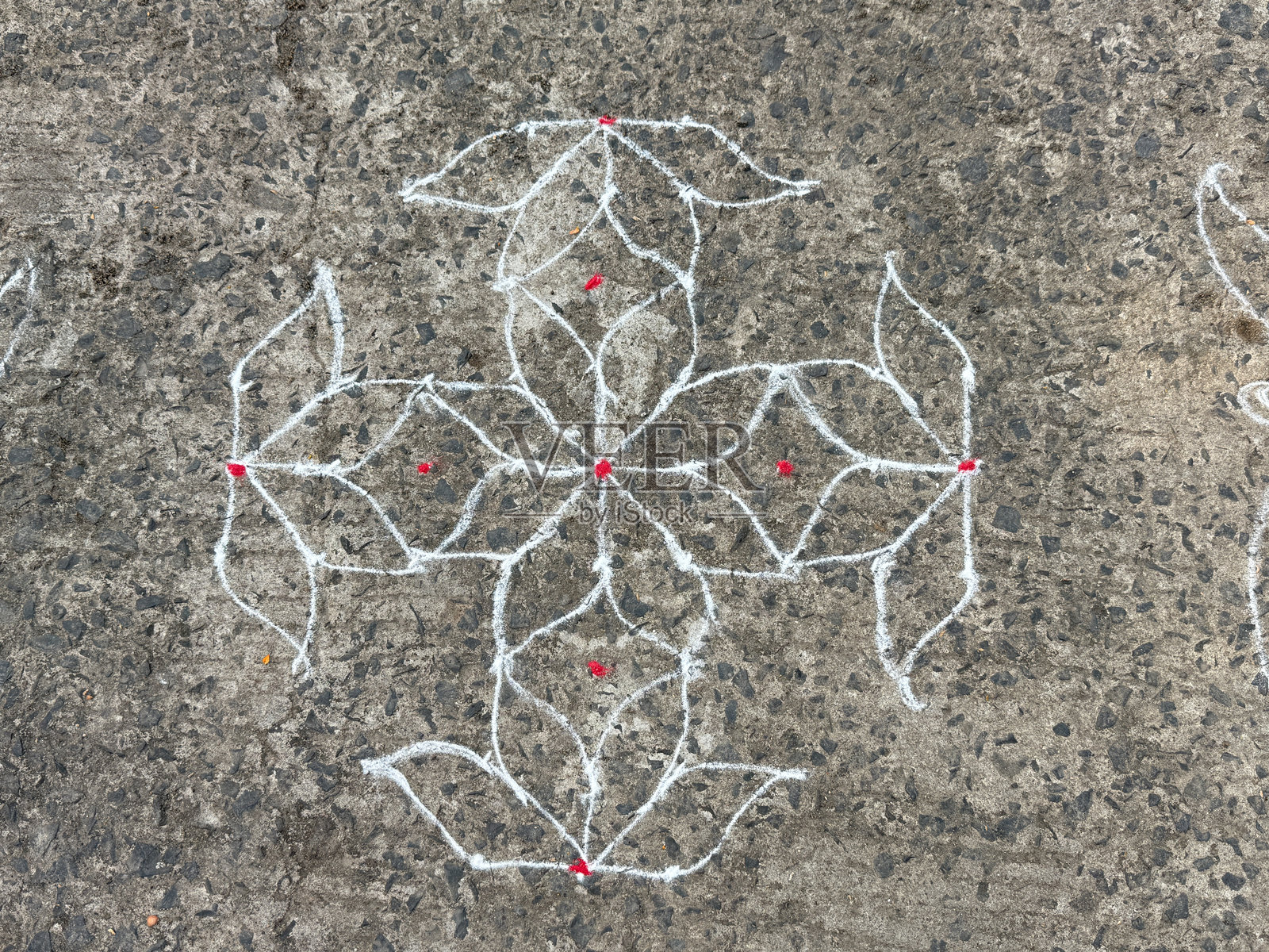 在混凝土表面上绘制了白色和红色线条的图案照片摄影图片