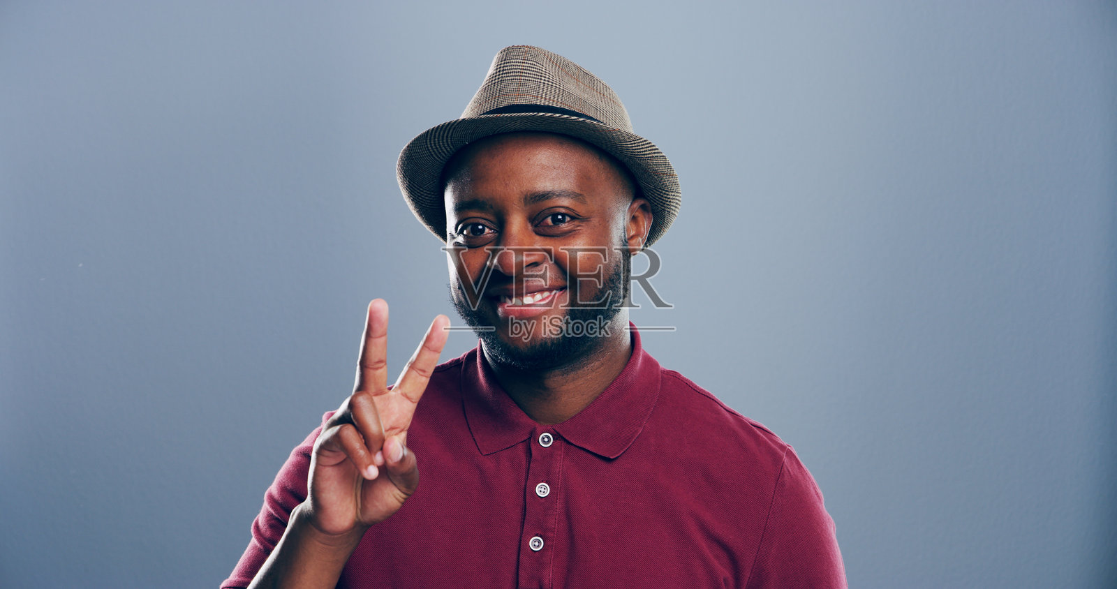 肖像，空间和黑人的和平手势，展现积极态度、自信和表情的模特。灰色背景，面孔或骄傲的非洲男性模特，展示酷炫的手势、投票或V字符号。照片摄影图片