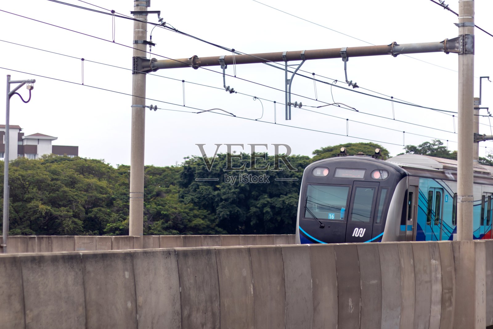 雅加达地铁列车在高架轨道上驶入车站照片摄影图片