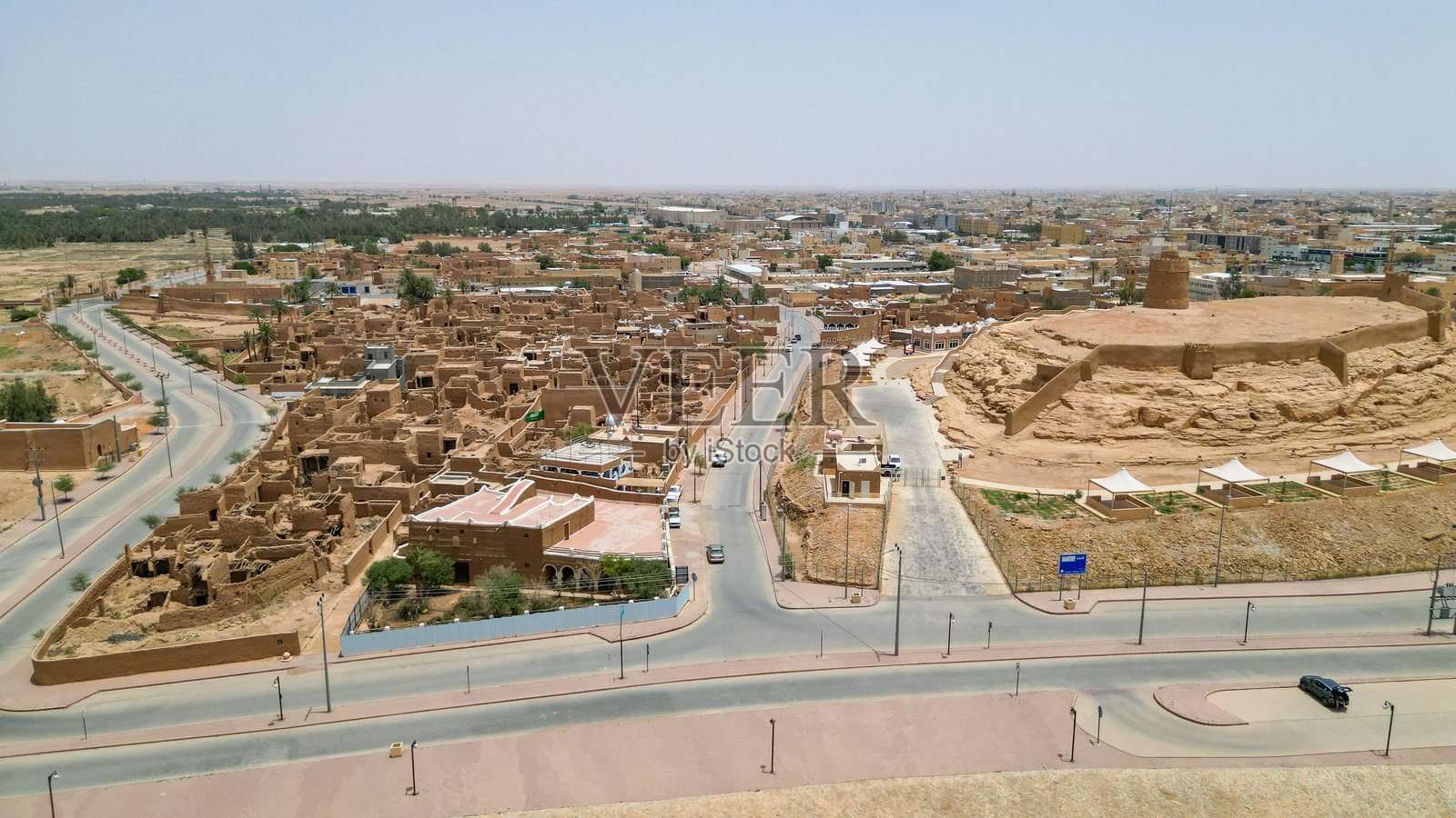 沙特阿拉伯阿尔马吉马的穆尼赫城堡航拍照片照片摄影图片