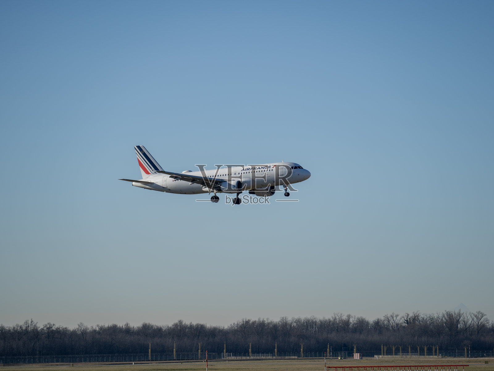 法国航空的空客A20正在米兰马尔彭萨国际机场降落照片摄影图片
