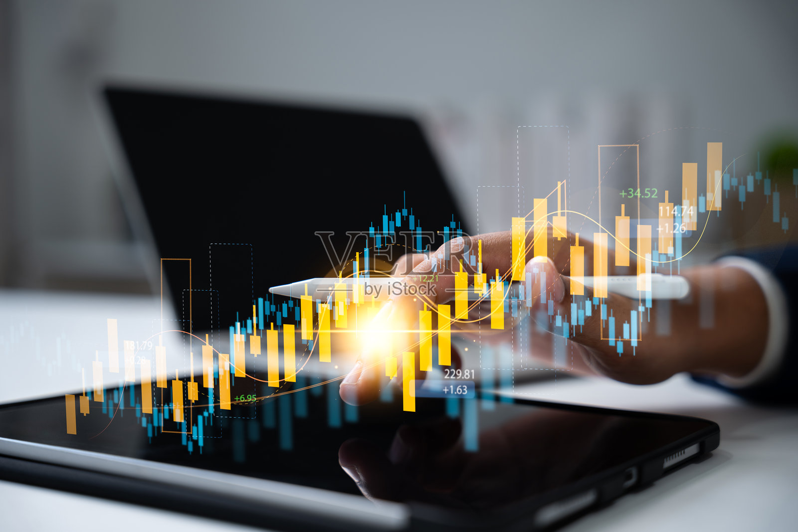 长期投资的财务数据分析，商人使用数字设备分析公司，目标达成，专注于未来的业务增长和战略规划，以实现持续成功。照片摄影图片