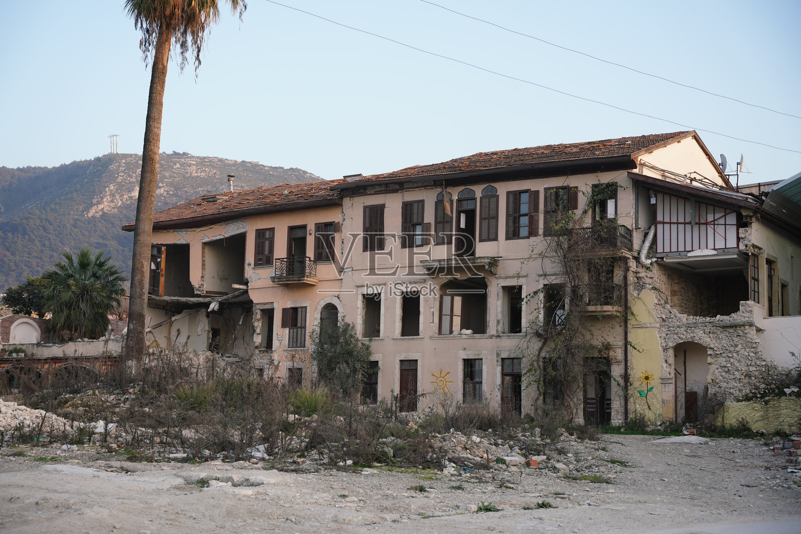 2023年2月6日地震后，哈塔伊安塔基亚的受损建筑照片摄影图片