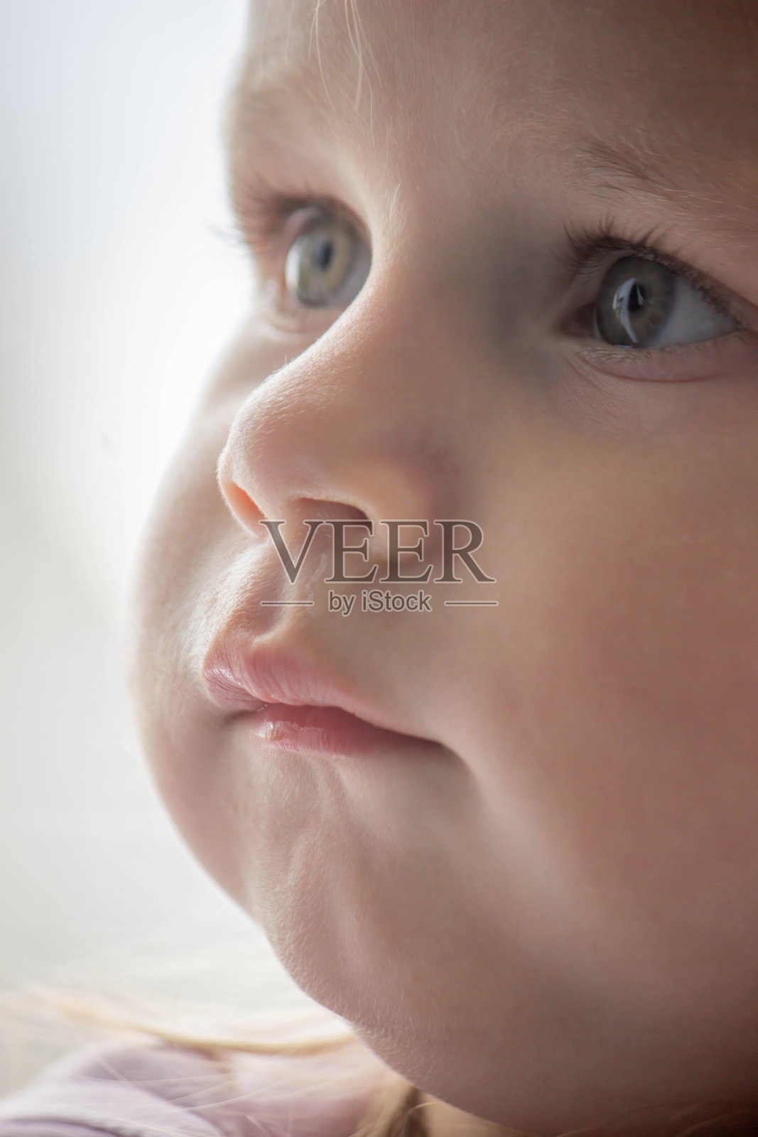 小孩的脸和鼻子的特写，鼻涕流淌。儿童感冒、流鼻涕，过敏。照片摄影图片