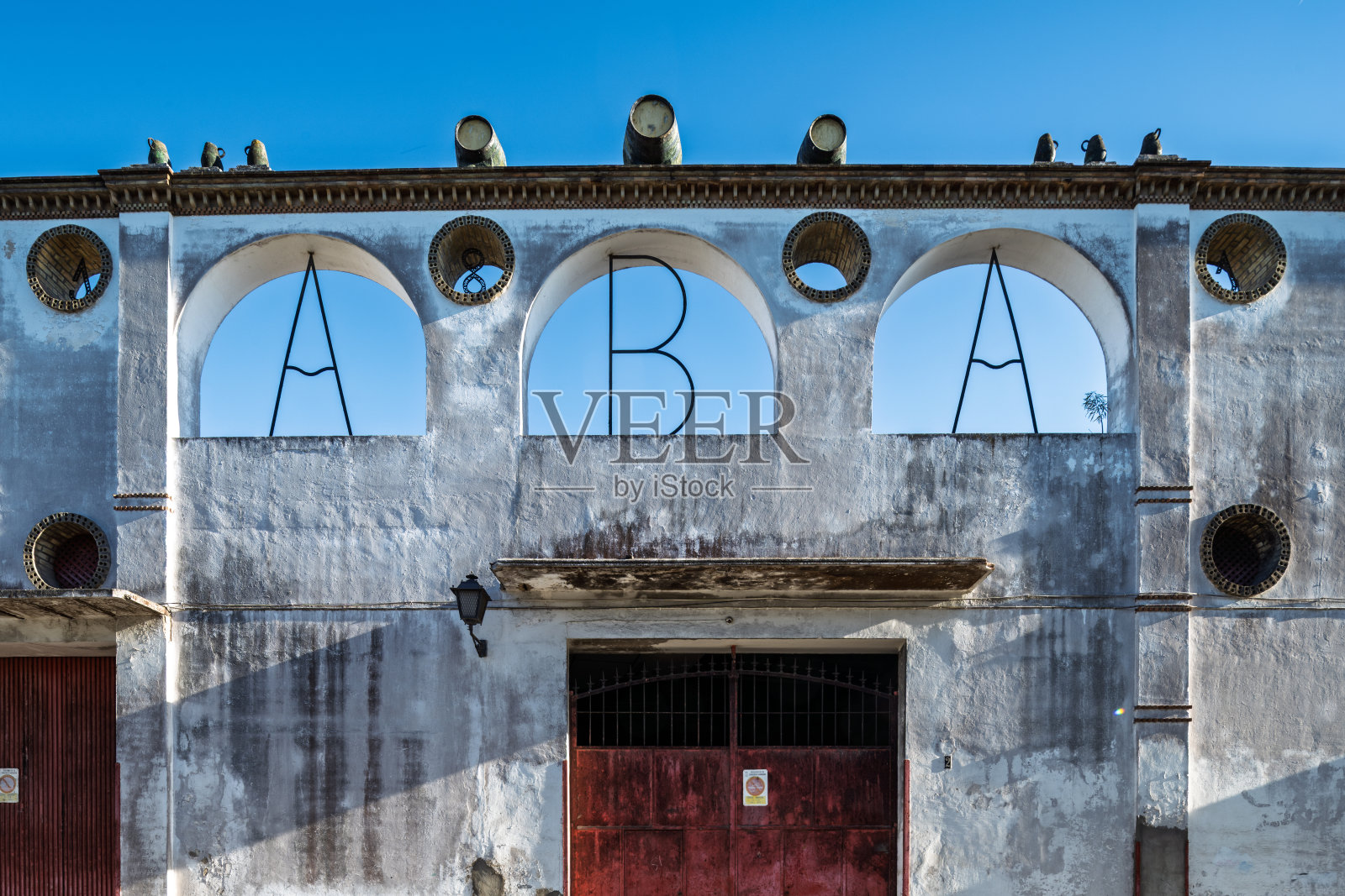 西班牙圣卢卡尔，2020年8月22日，巴尔巴迪略酒庄：圣卢卡尔的传统建筑照片摄影图片