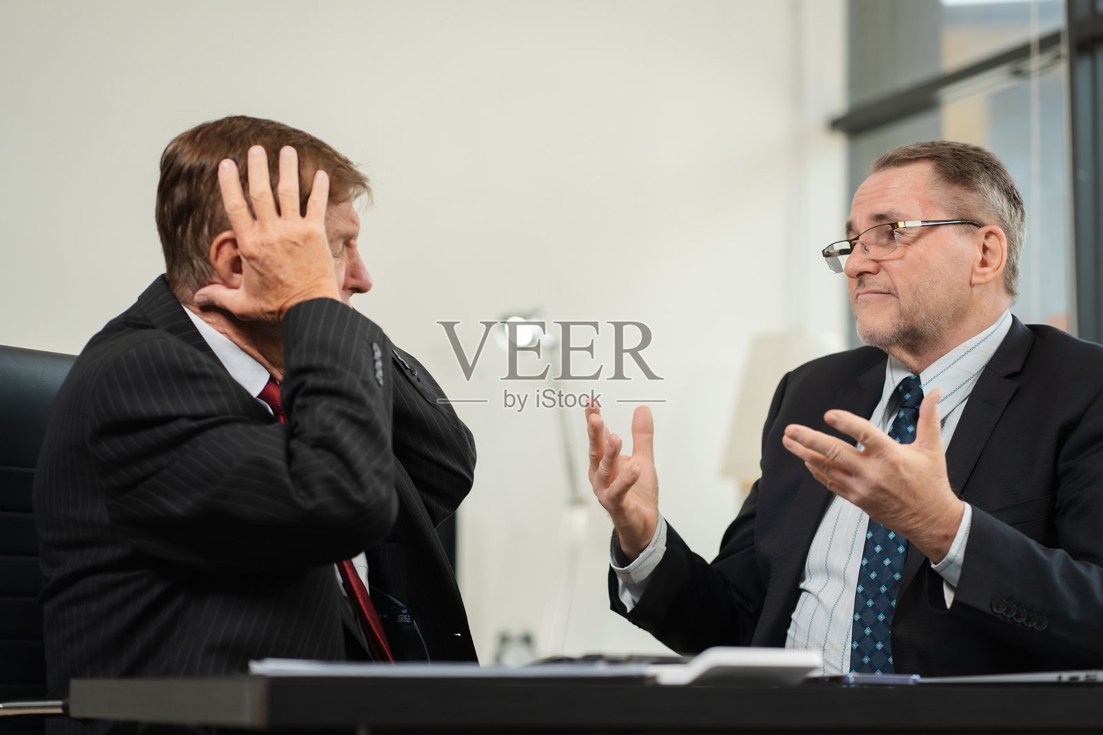 失败的团队合作概念，商务团队坐在办公室里忧伤地解决问题。照片摄影图片