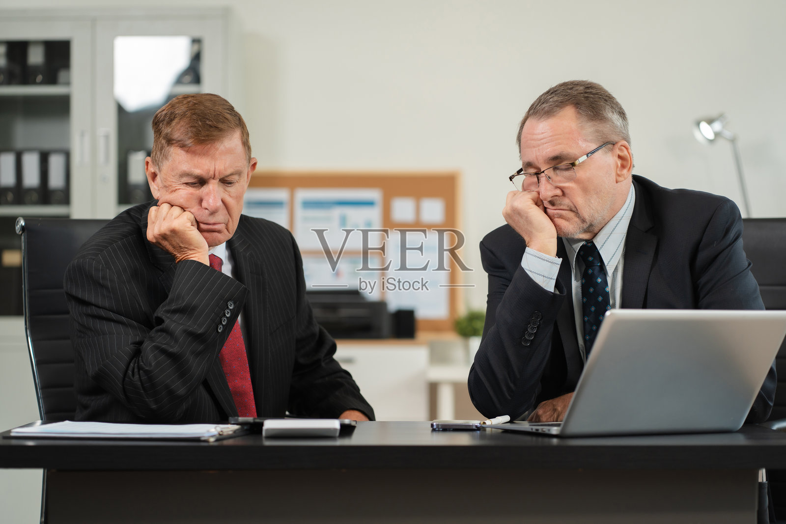 工作多样性，商业团队因工作不佳而承受压力。照片摄影图片