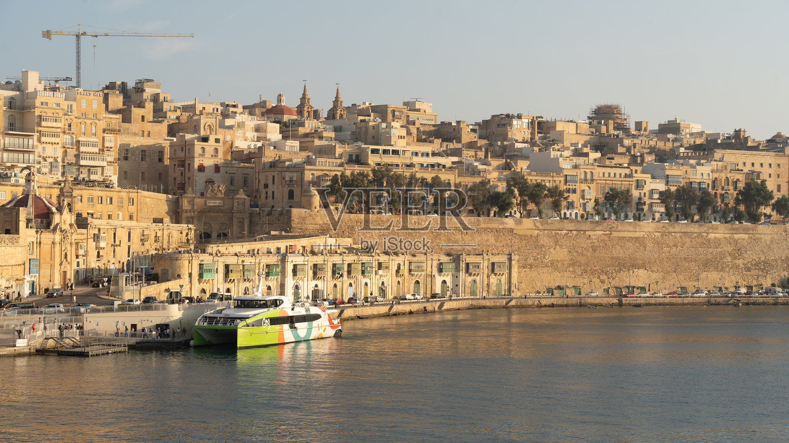 瓦莱塔海滨和城市风光在黄金时刻照片摄影图片