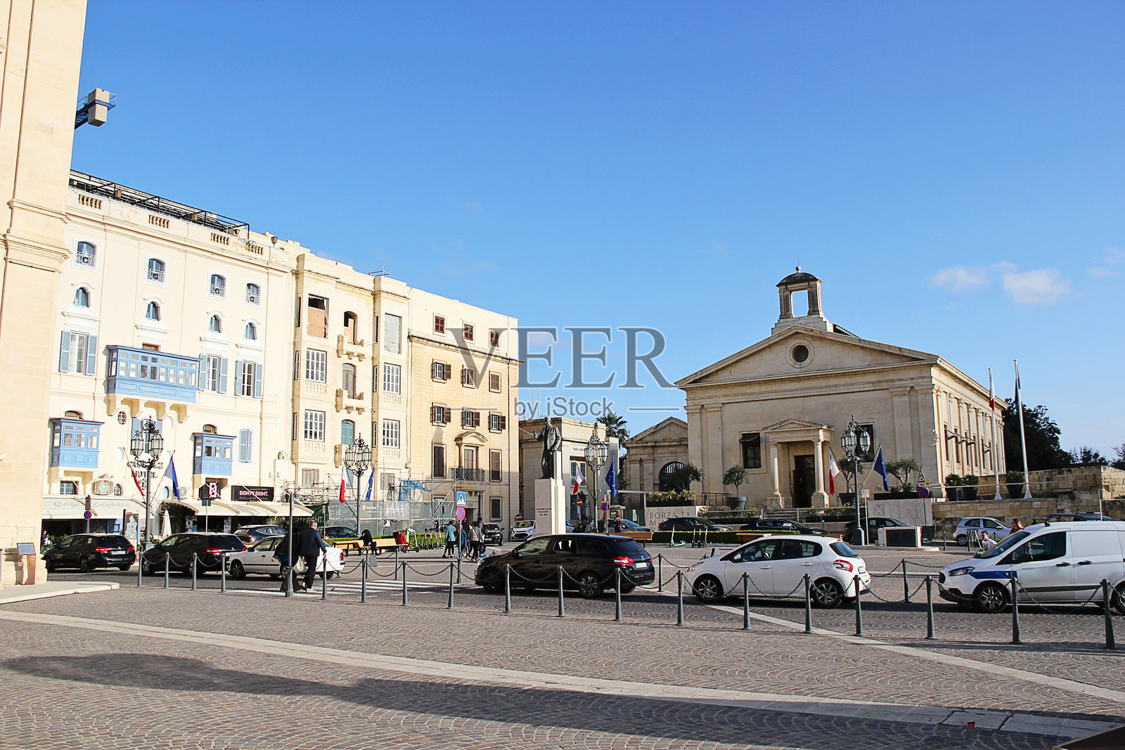 瓦莱塔的马耳他证券交易所外观与汽车照片摄影图片