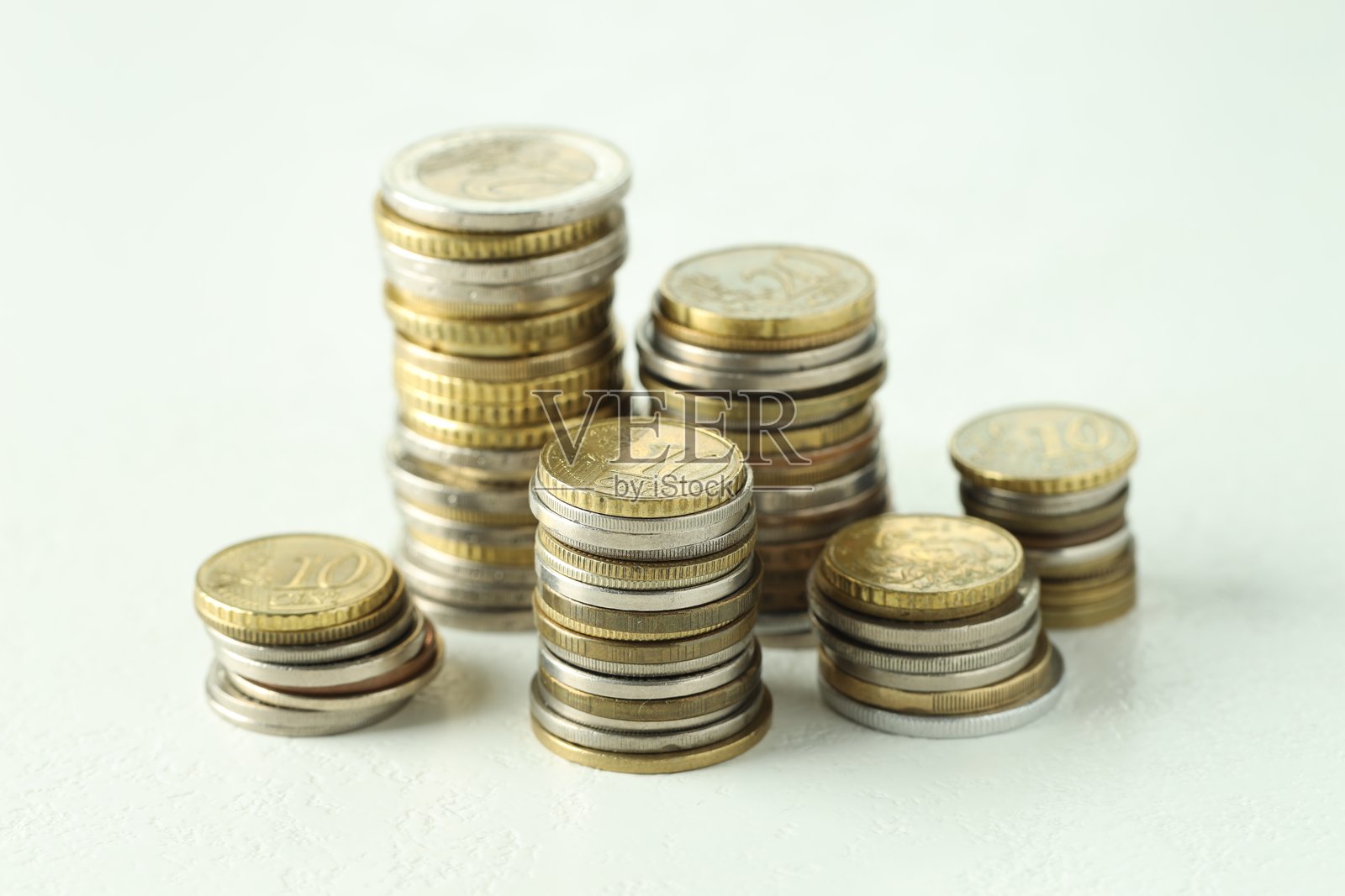 白色纹理桌面上的欧元硬币堆，特写镜头照片摄影图片