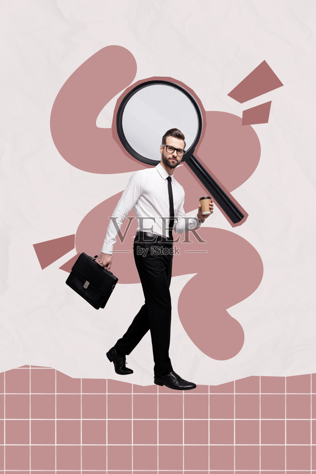 在粉色背景上，手持放大镜的人物走立的海报拼贴画照片摄影图片