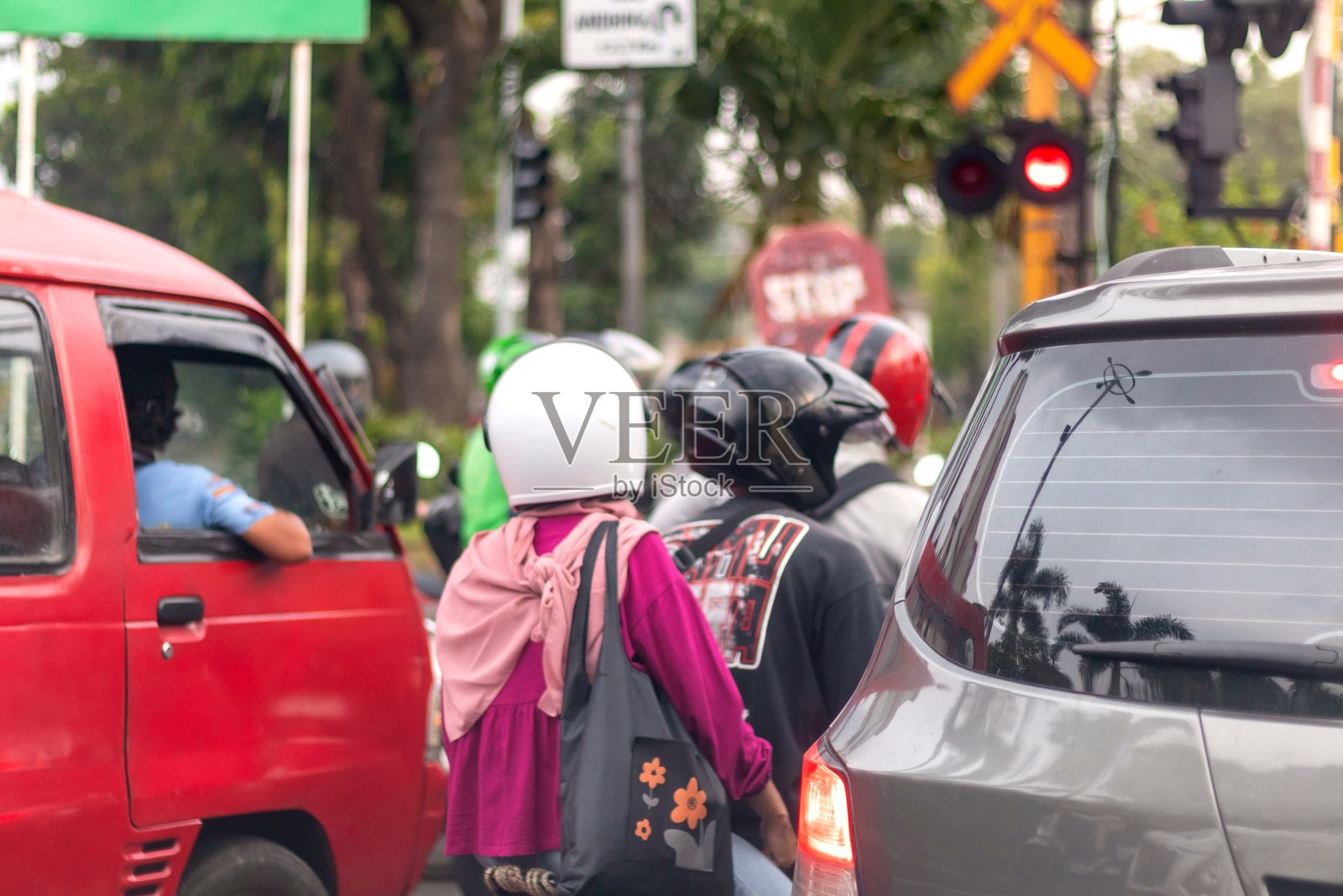 南雅加达铁路道口停靠的车辆照片摄影图片