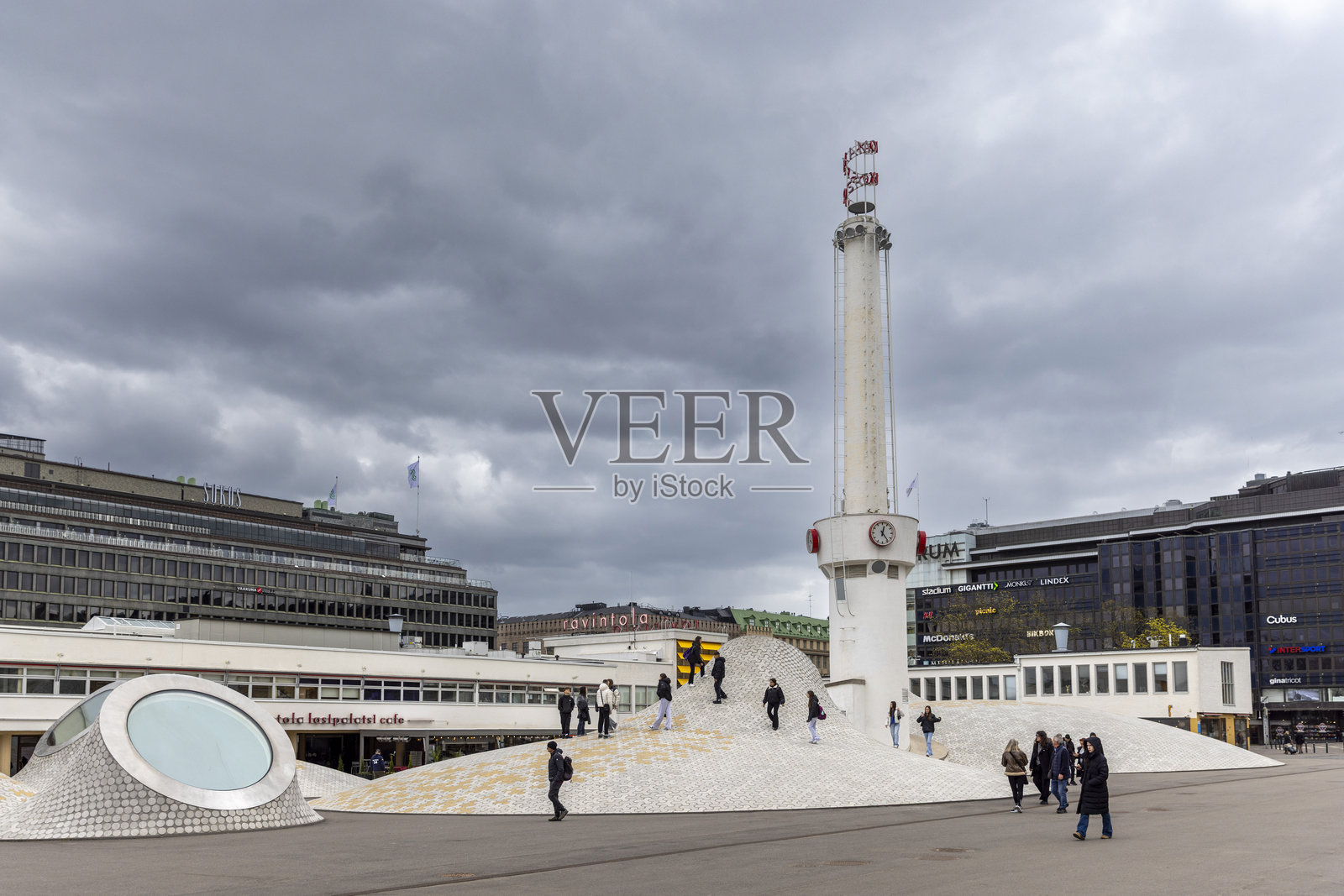 赫尔辛基市街道上艺术博物馆的屋顶隆起照片摄影图片