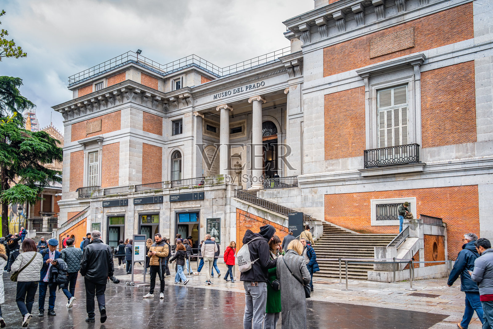 人们在马德里世界著名的普拉多博物馆的售票处排队。照片摄影图片
