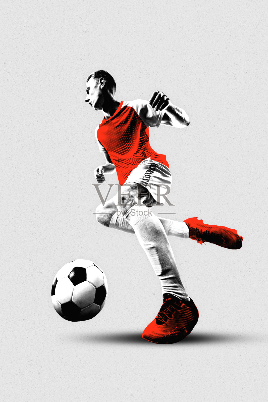 海报。现代艺术作品。红色球衣的足球运动员精准控制，目光紧盯着比赛中的足球，背景为灰色，质感丰富。照片摄影图片
