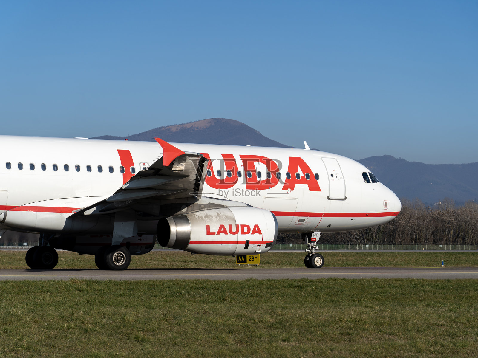 Lauda航空的空客A320正在米兰贝尔加莫国际机场滑行照片摄影图片