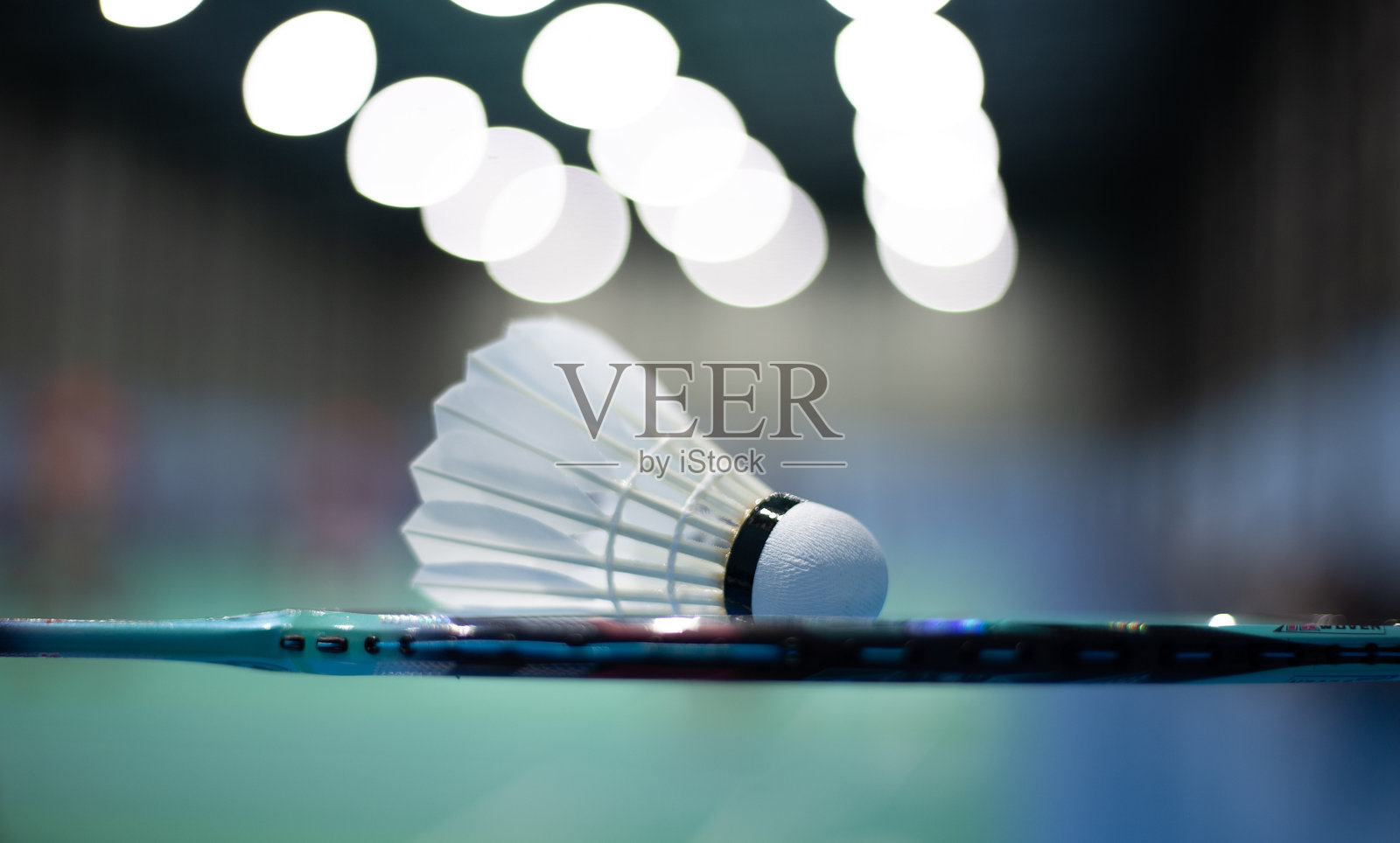 羽毛球在绿色羽毛球场上漂浮照片摄影图片