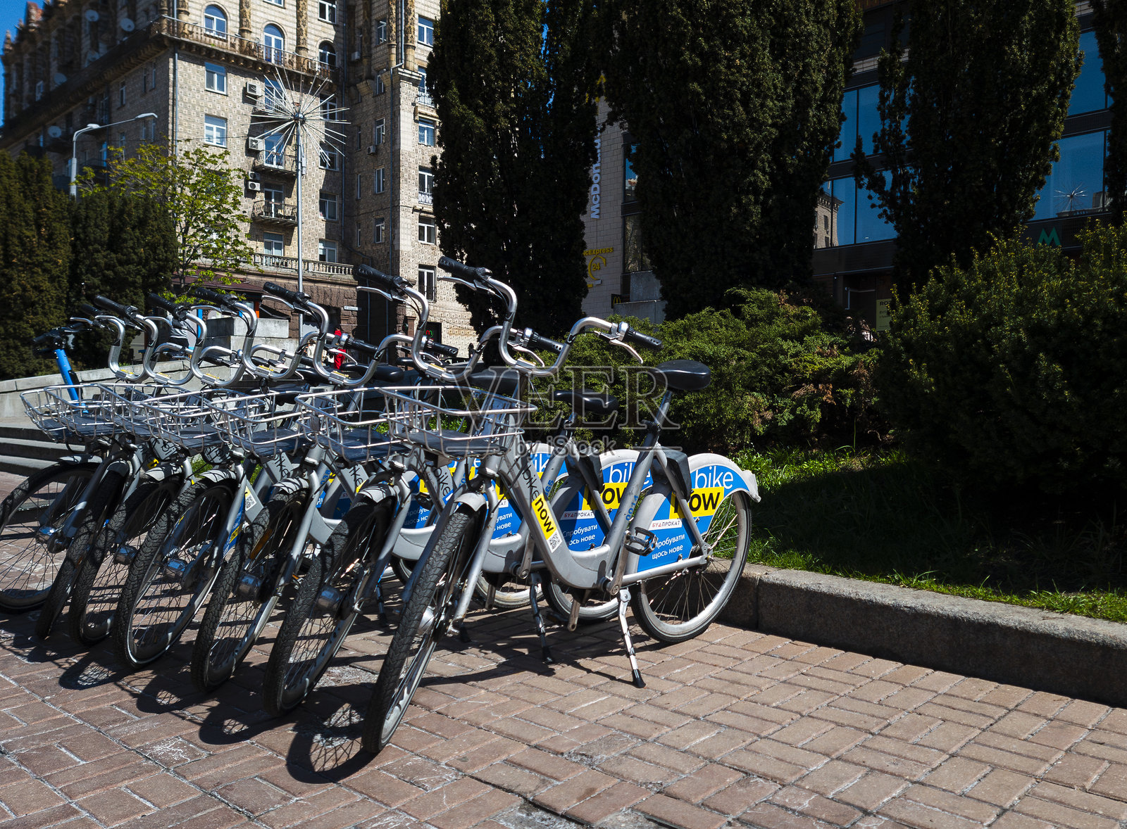 2025年5月，在乌克兰基辅，一幅如画的场景展现出来，许多自行车整齐地排成一行供租赁，突显了充满活力的城市生活和在美丽阳光明媚的日子里户外活动的乐趣。照片摄影图片