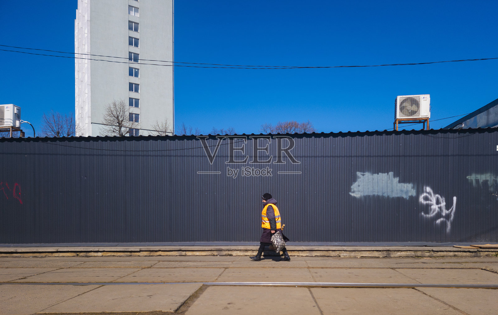 在基辅热闹的街道上，行人们优雅地穿行于城市景观中，沐浴在阳光的温暖怀抱下，日常生活蓬勃发展。照片摄影图片