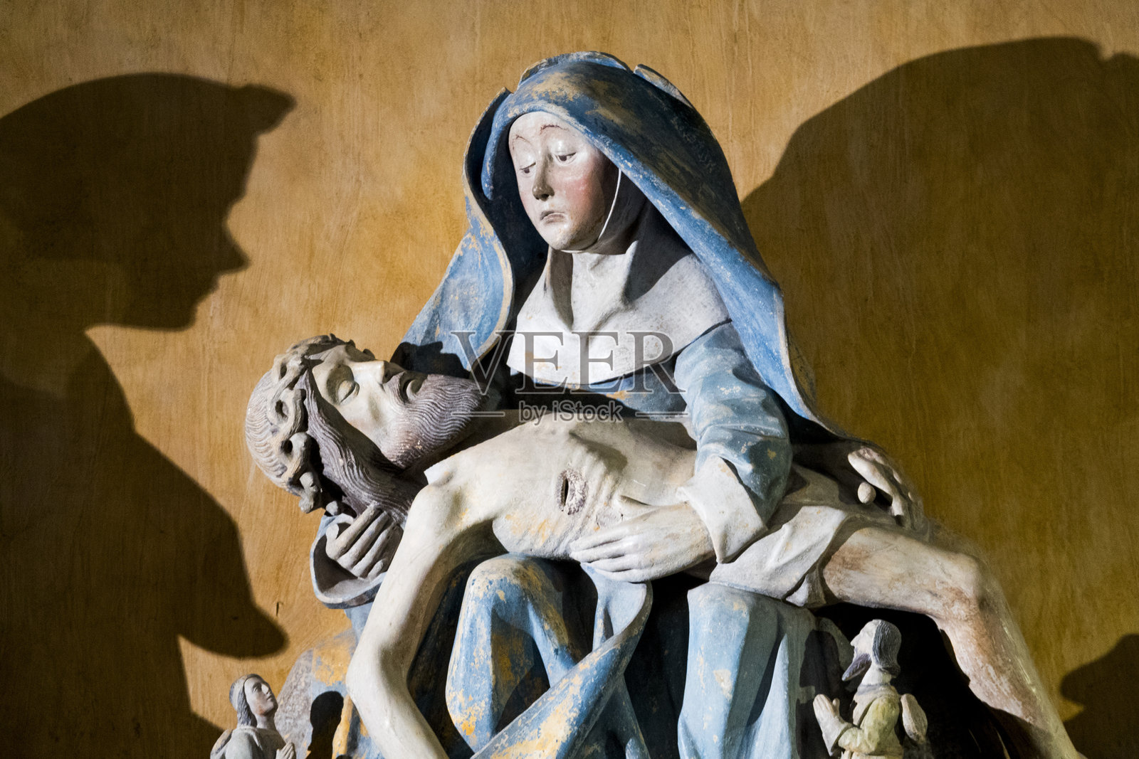 15世纪的《悲伤圣母像》。圣母玛利亚抱着耶稣基督的遗体，正是在他被从十字架上取下之后。照片摄影图片