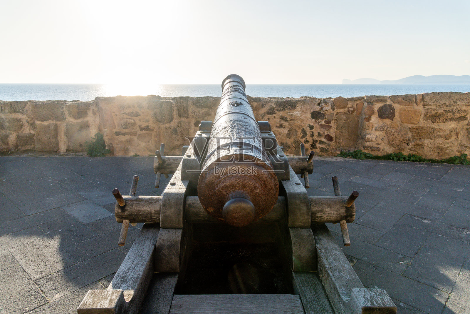 历史悠久的炮台俯瞰海洋日落景色照片摄影图片
