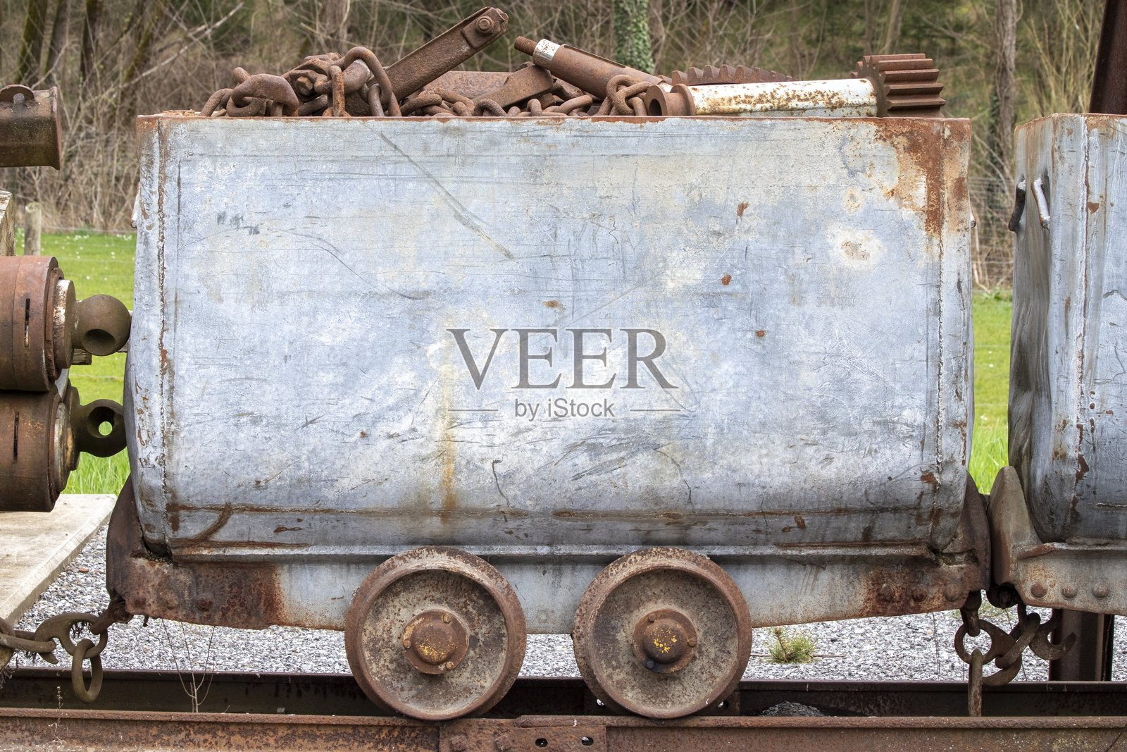 生锈的矿车，配有链条和齿轮照片摄影图片