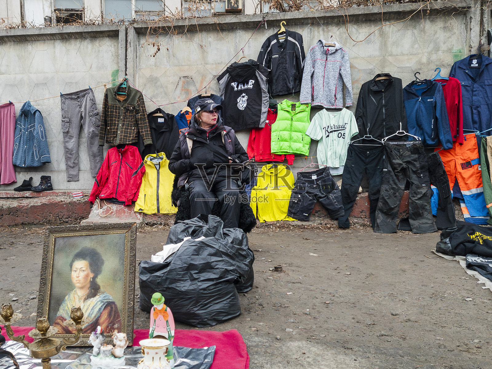 基辅，乌克兰，2025年2月27日，热闹的街头小贩在跳蚤市场上出售服装和古董，展示了日常生活和当地文化。照片摄影图片