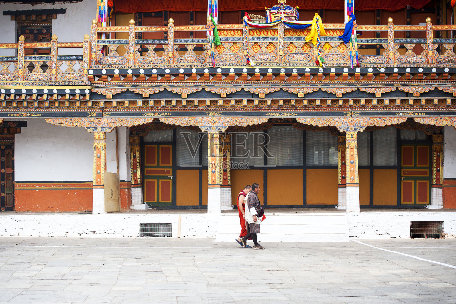 僧侣和信徒走过修道院，布纳卡宗和寺庙，布纳卡，不丹照片摄影图片