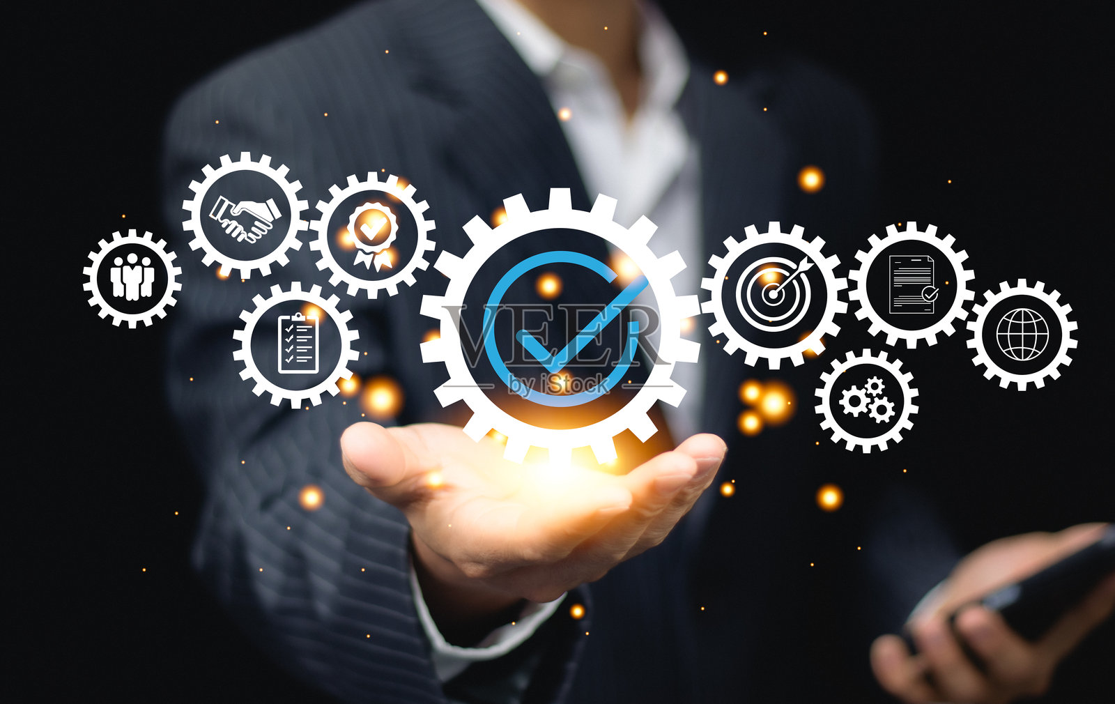 商人手势展示顶级服务的质量保证、保证、标准、ISO认证和标准化概念。标准质量控制认证保证概念。照片摄影图片