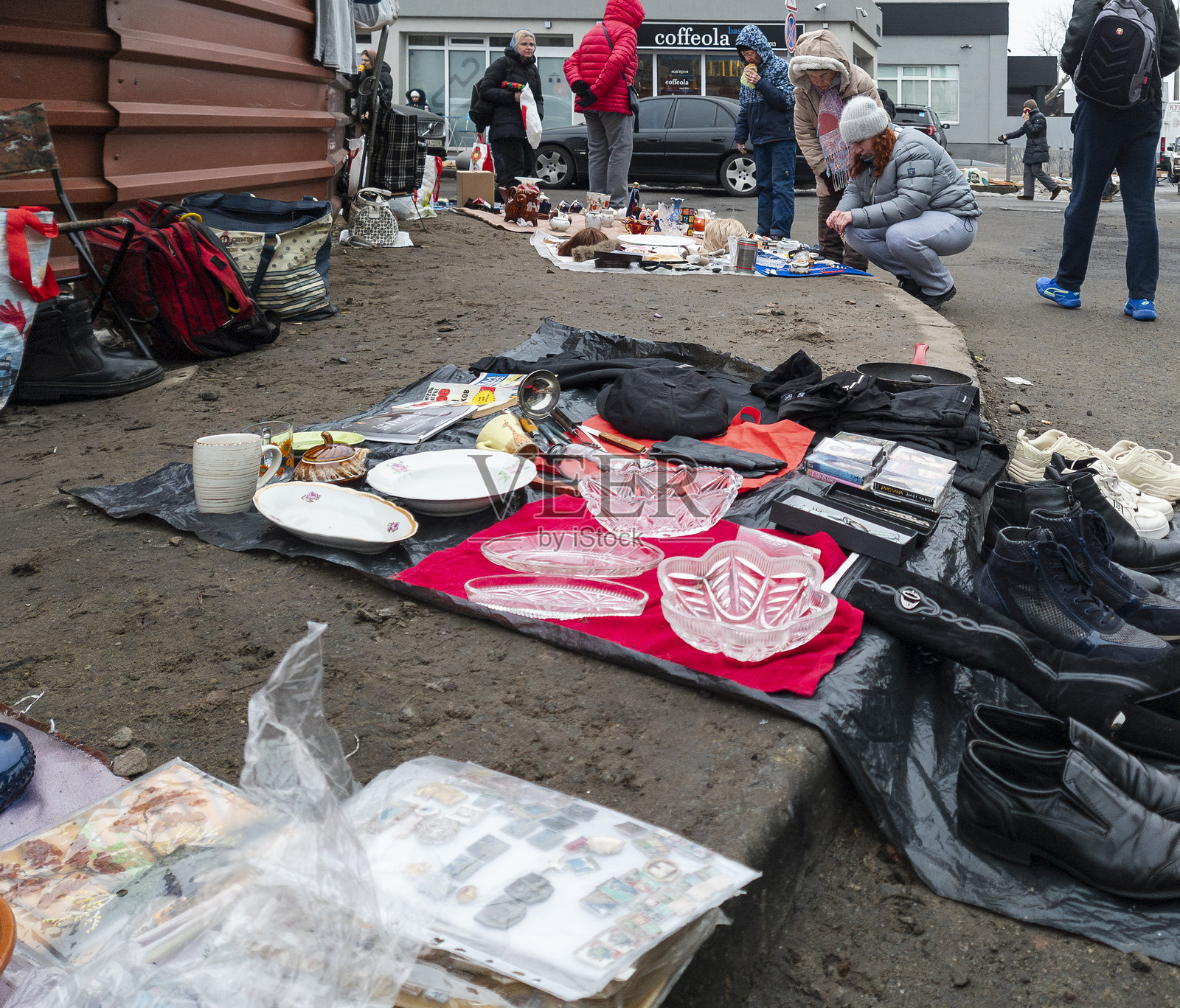在乌克兰基辅热闹的二月下午,集市上的摊贩们在充满活力的街道上展示着各种各样的商品。照片摄影图片