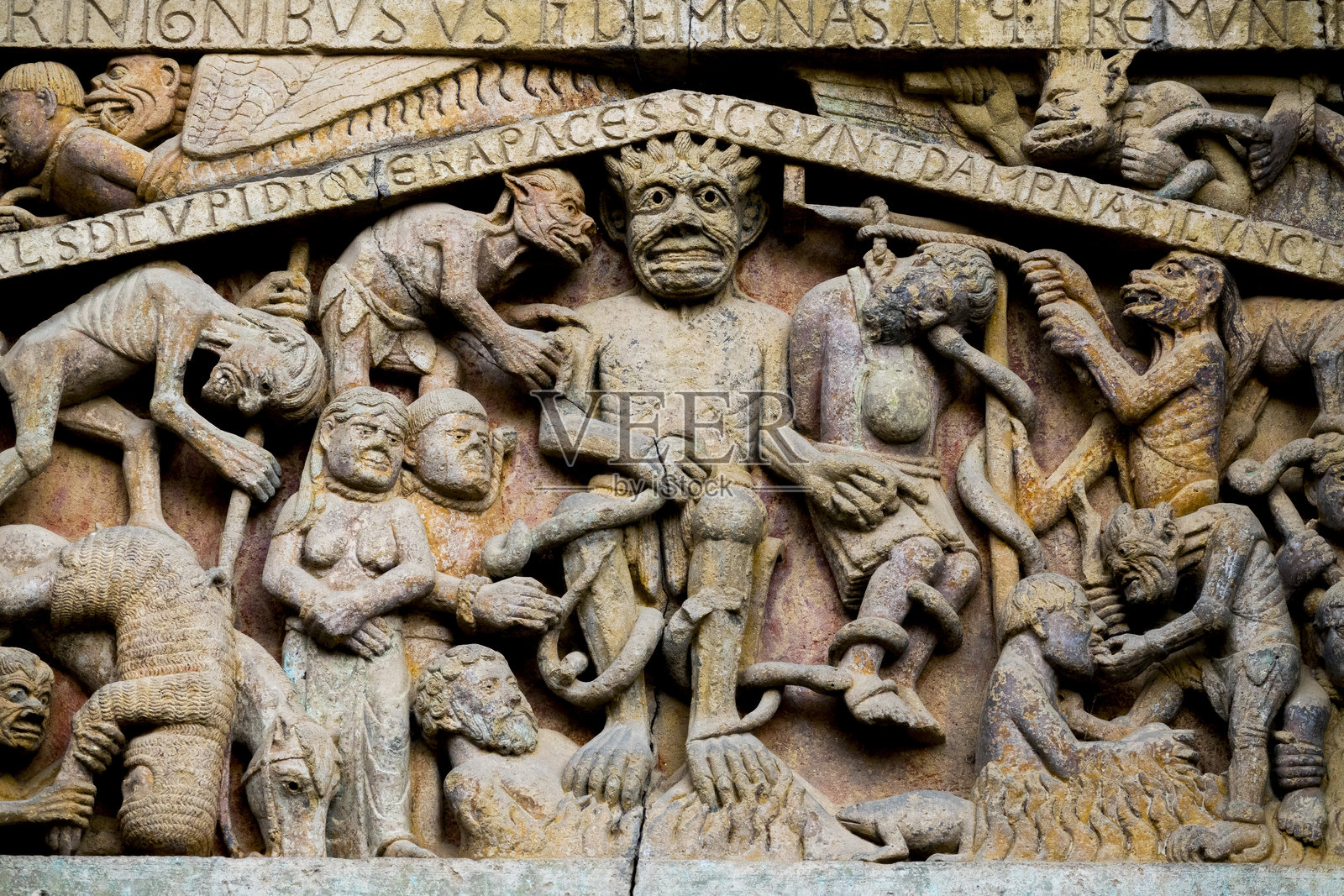 最后审判的半圆顶（12世纪）。地狱的折磨。照片摄影图片