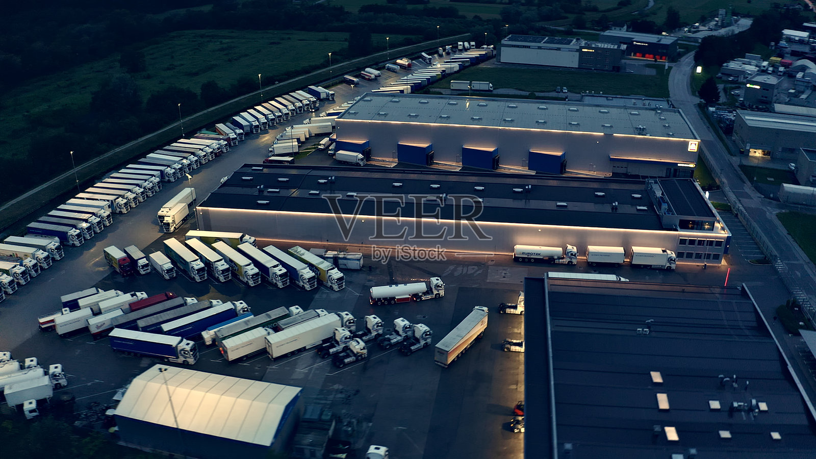 大型工业园区内整齐停放的卡车。照片摄影图片