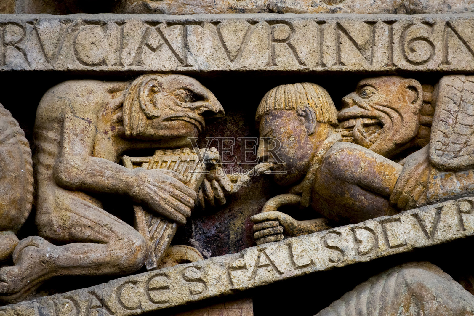 最后审判的半圆顶(12世纪)。地狱的折磨。照片摄影图片