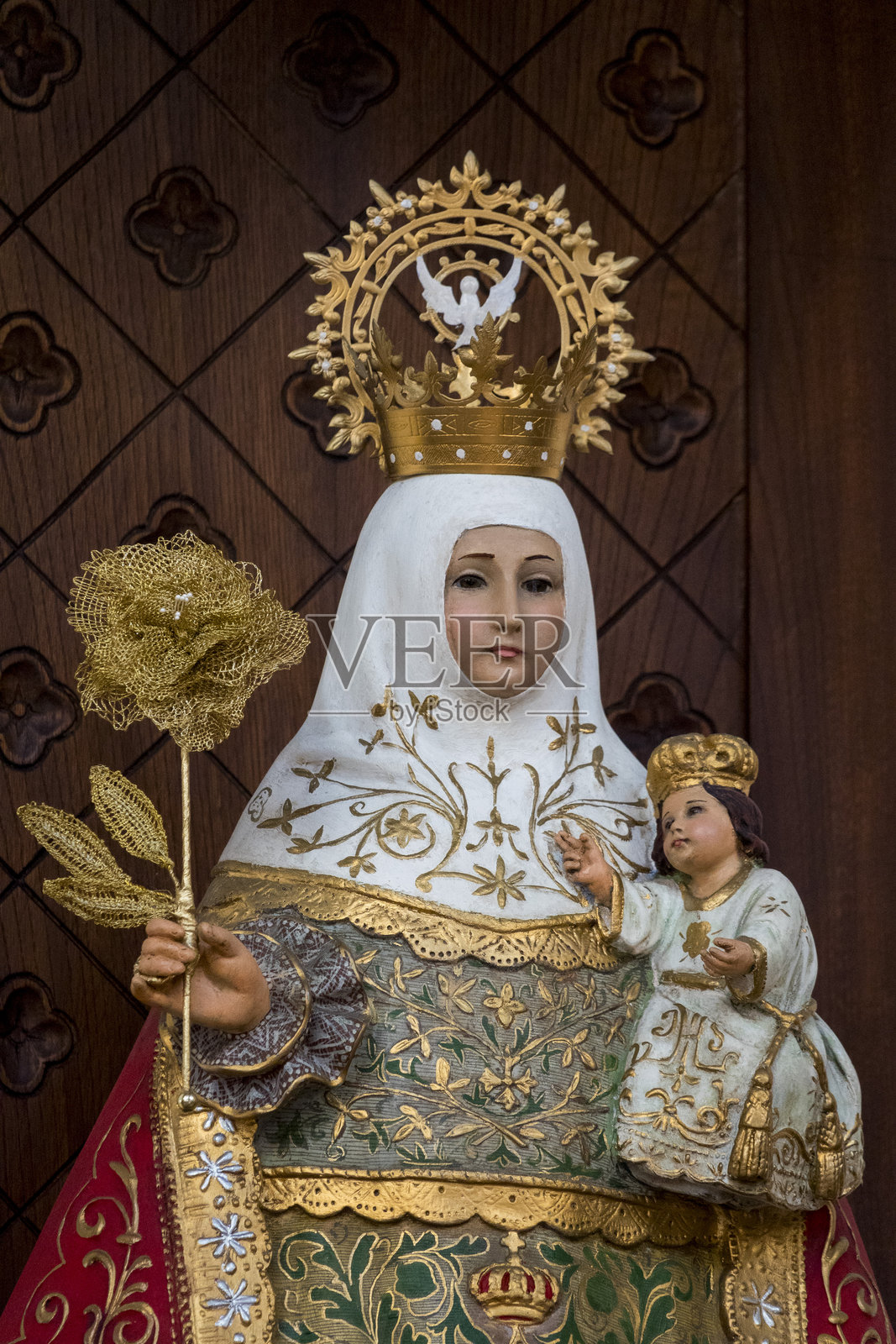 19世纪的圣母玛利亚雕像，怀抱着耶稣基督婴儿。照片摄影图片